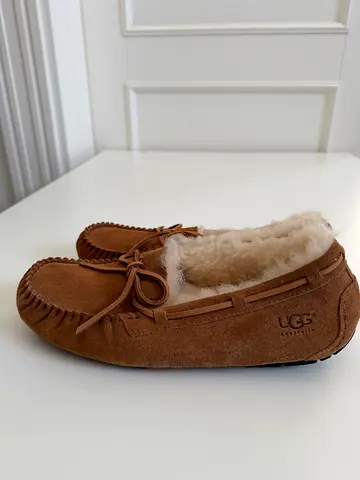 UGG chestnut suede moccasin slippers with shearling lining - size 43