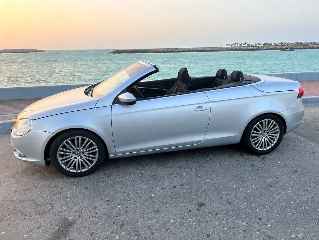 Volkswagen Eos 2010 — photo 1 of 11