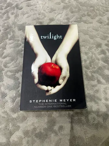 Twilight by Stephenie Meyer – International Bestseller (Excellent Condition)