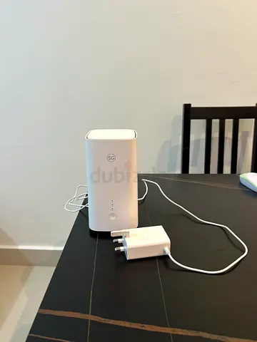 Huawei 5G Router (white) - good working condition