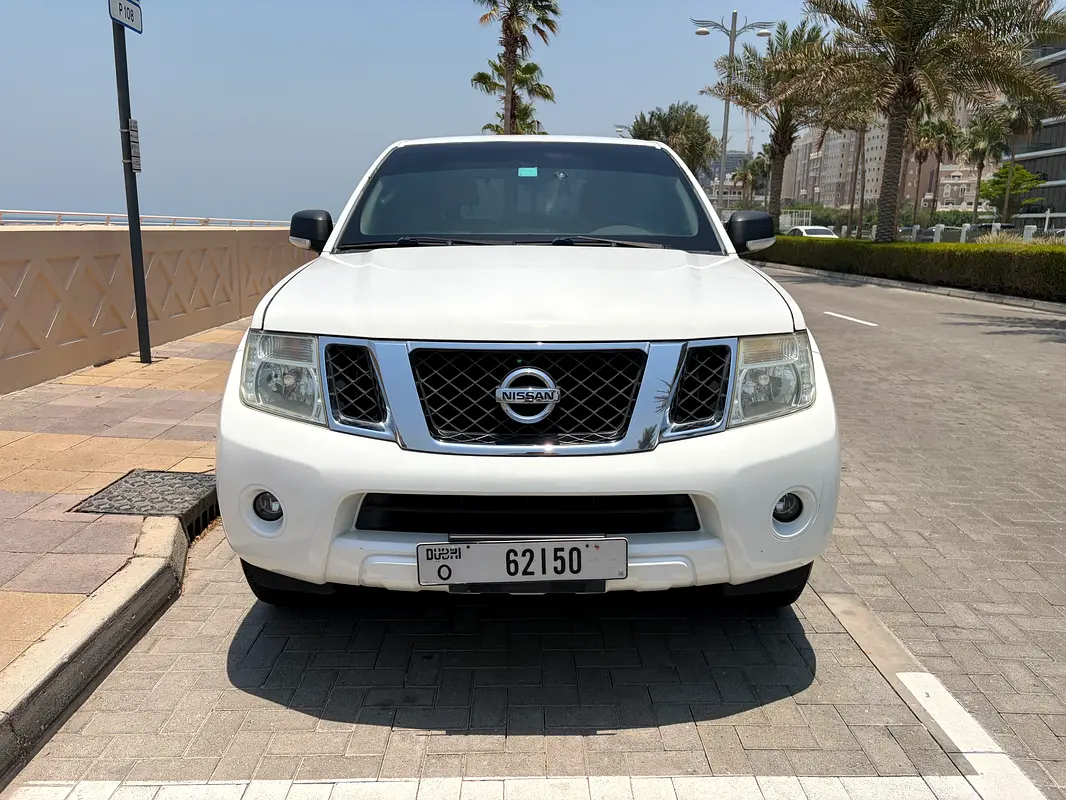Nissan Pathfinder 2015 — photo 1 of 5