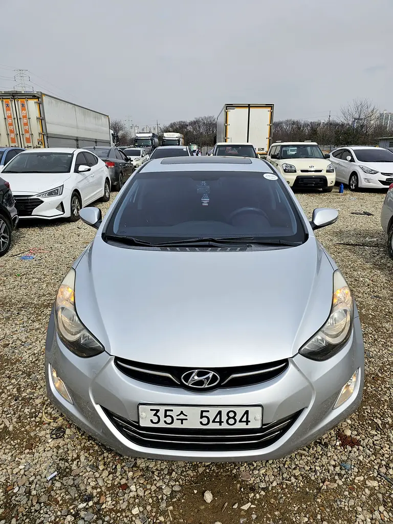 Hyundai Avante 2011 — photo 1 of 18