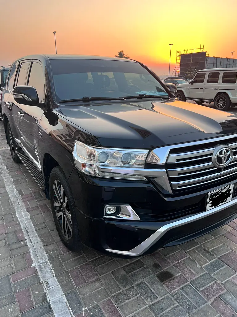 Toyota Land Cruiser 2016 — photo 1 of 10