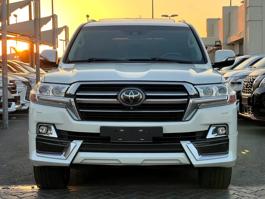 Toyota Land Cruiser 2019 — photo 1 of 20