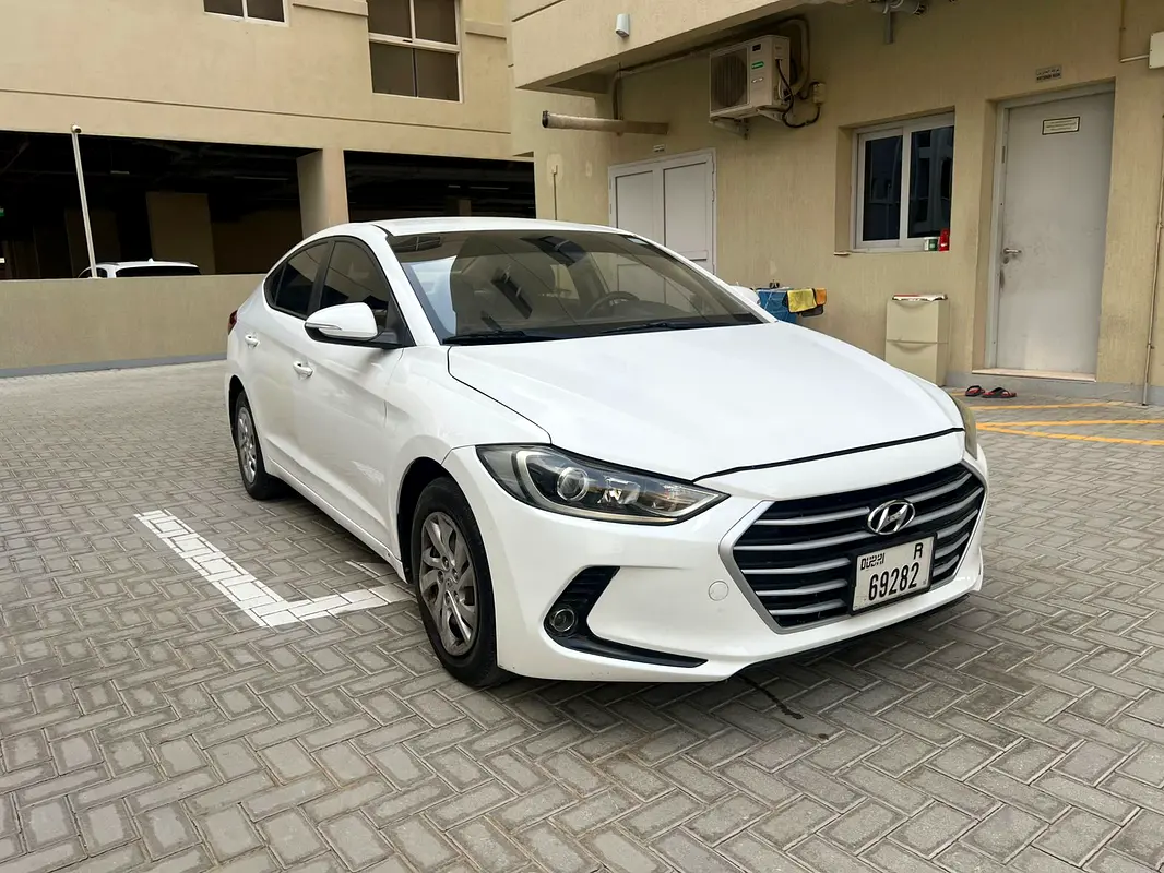 Hyundai Elantra 2016 — photo 1 of 5