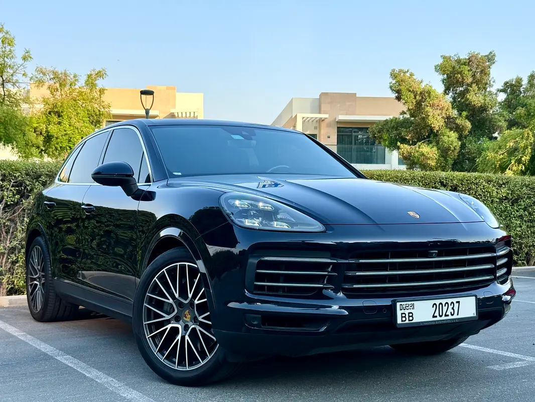 Porsche Cayenne 2019 — photo 1 of 10