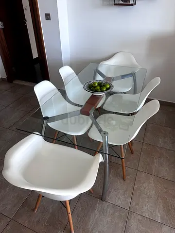 6 White dining chairs inspired by Eames