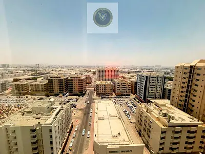 غرفتين وصاله  للايجارالسنوى فى المجاز2 بإمارة الشارقه تكيف مجانى بلكونه اطلاله مفتوحه تشطيبات حديثه مساحات واسعه تسهلات فى الدفعات