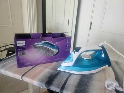 Philips 3000 Series Steam Iron – Excellent Condition with Box