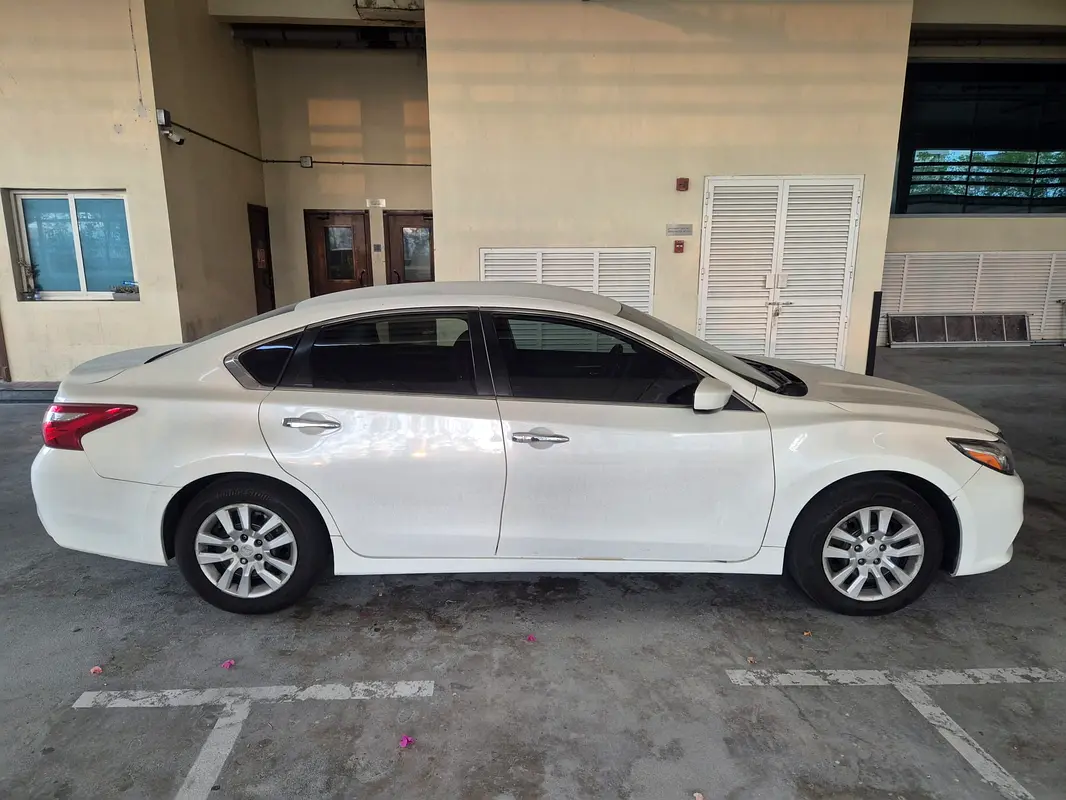 Nissan Altima 2018 — photo 1 of 10