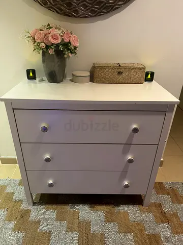 White 3-drawer chest / small dresser - good condition