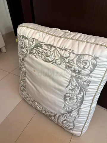 2 Large cushions and 2 lanterns