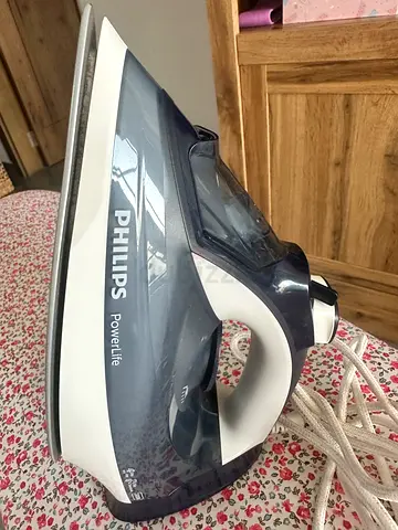 PHILIPS POWERLIFE 2400W,  Used Steam Iron in Good Working Condition and ironing stand