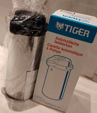 Tiger Vacuum Airpot / Thermal Pump Jug - 2.2L (Like New, With Box)