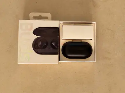 Samsung Galaxy Buds (wireless earbuds) with case