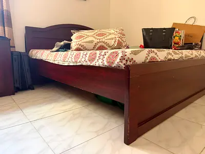 Classic Wooden Queen Bed Frame with Headboard