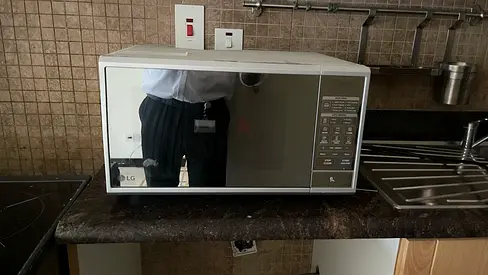 LG countertop microwave oven - good working condition