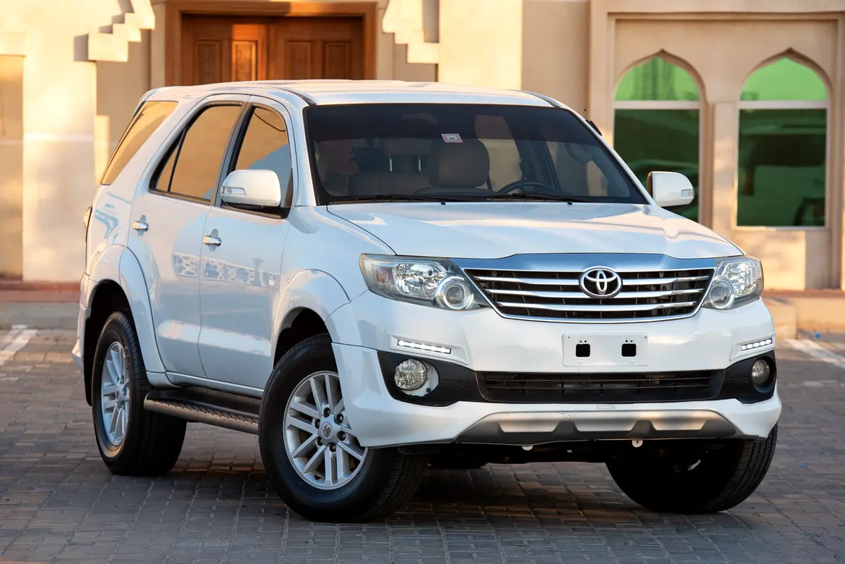 Toyota Fortuner 2014 — photo 1 of 20