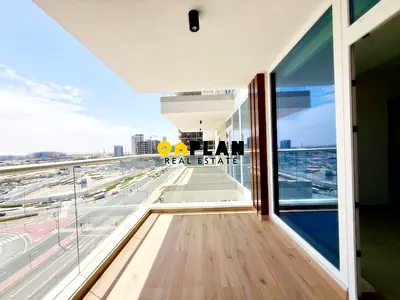 Bright Spacious Studio II Stunning View II Vacant