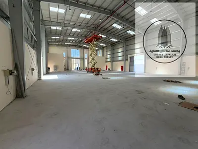 للايجار بسعر ممتاز مستودع 10300 قدم كهرباء 233kw علي شارع رئيسي