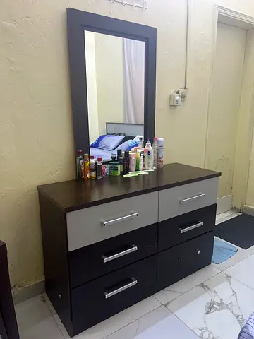 Dresser with Mirror and 4 Drawers - Dark Wood, Good Condition