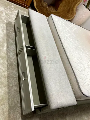 Charles king size bed with mattress,storage and bench