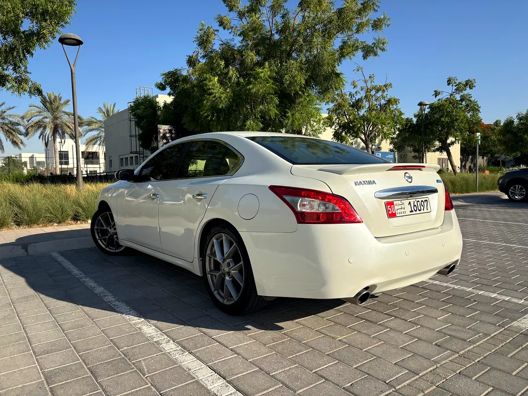 Nissan Maxima 2011 — photo 1 of 10