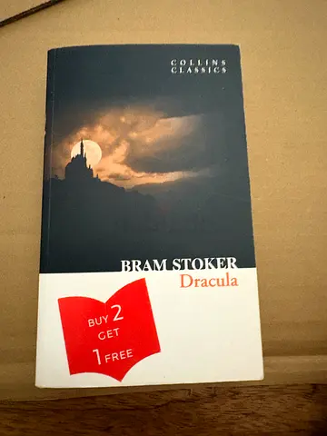 Dracula by Bram Stoker - Penguin Classics paperback