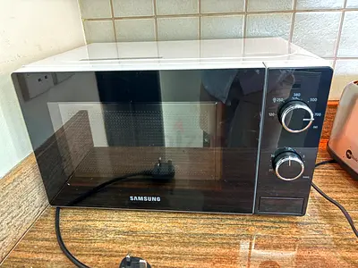Samsung Compact Countertop Microwave - Manual Dial Controls, like new