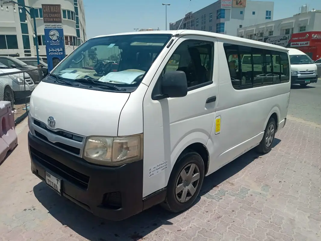 Toyota Hiace 2013 — photo 1 of 10
