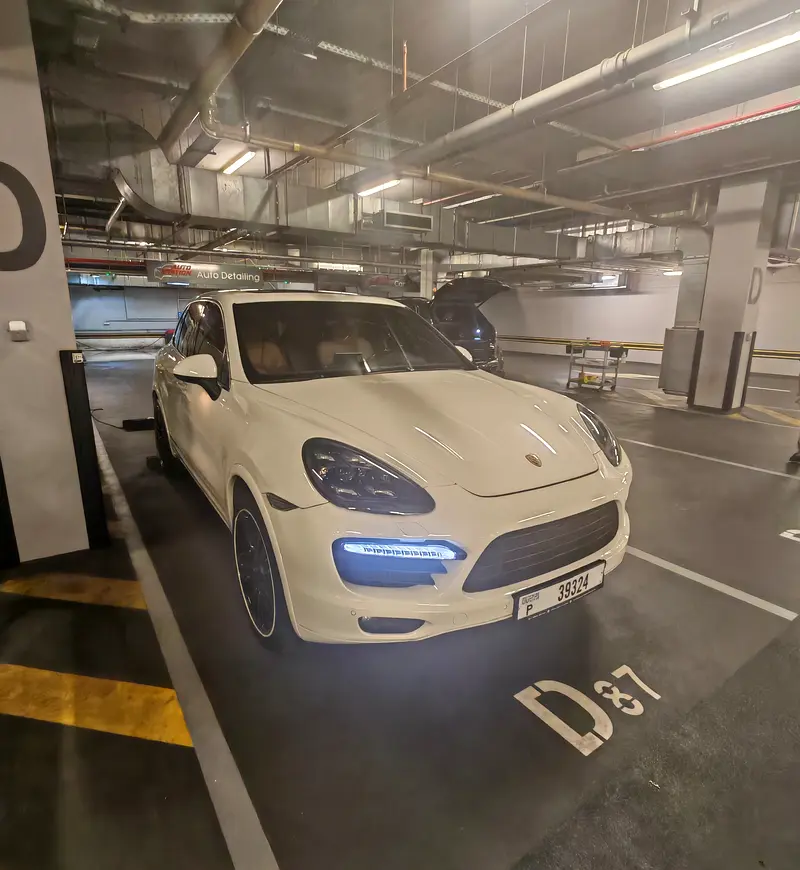 Porsche Cayenne 2011 — photo 1 of 2