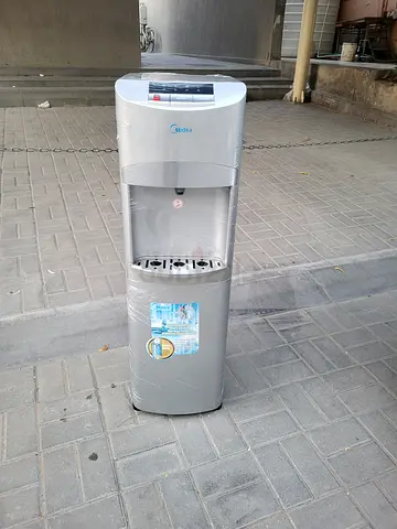 Bottom load water dispenser