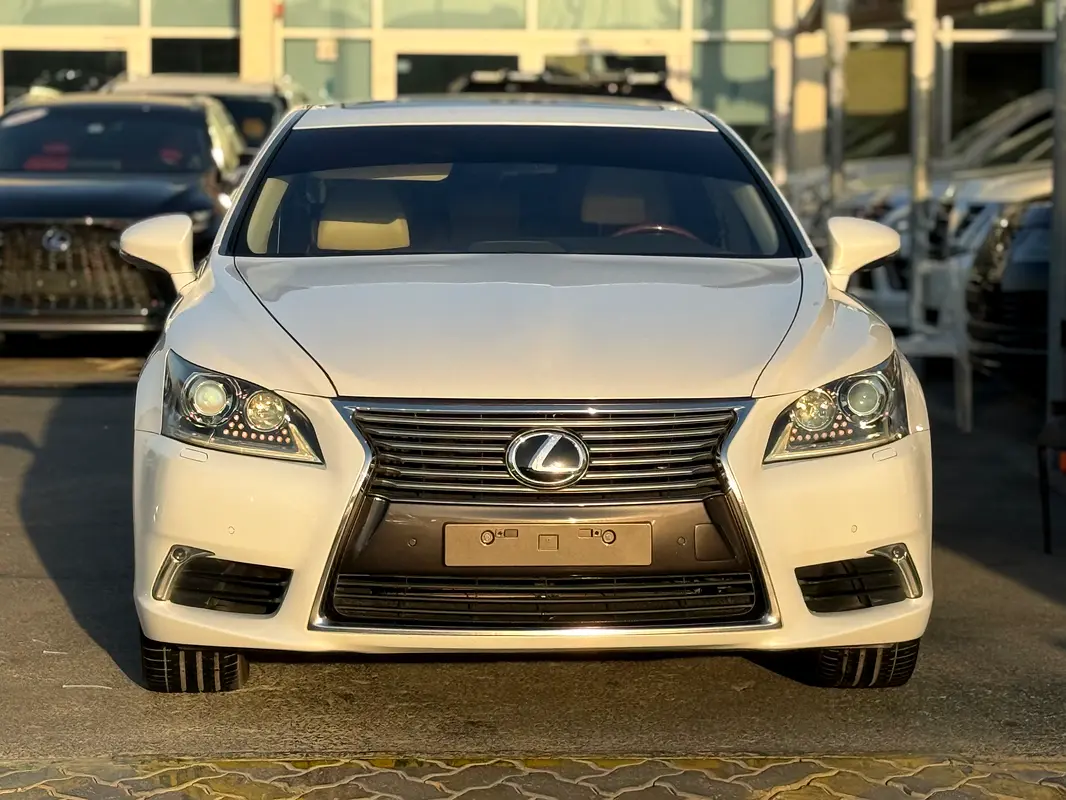 Lexus LS-Series 2013 — photo 1 of 19