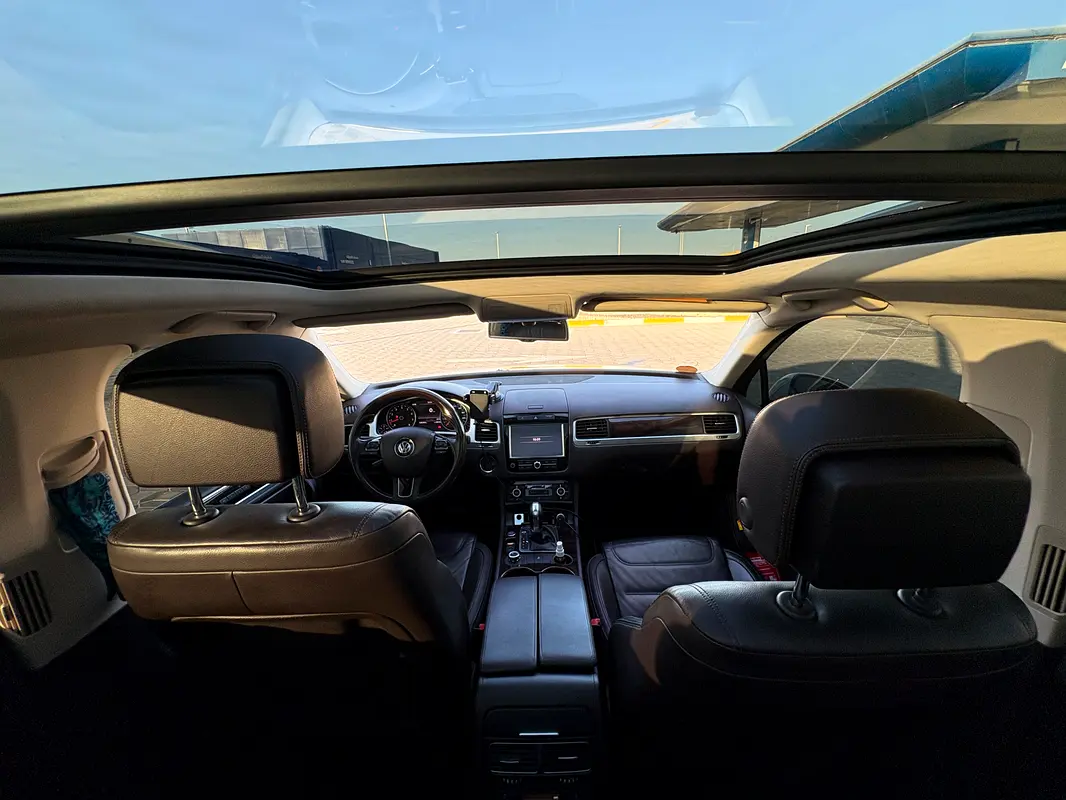 Volkswagen Touareg 2012 — photo 1 of 7