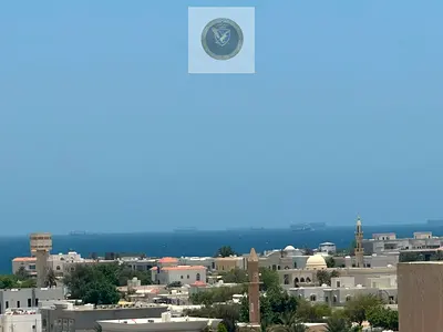 شقه غرفه وصاله تكييف مركزي  مساحه واسعه  بلكون اطلاله مفتوحه خزائن بالحائط مبني متجدد بالكامل قريب حديقه الصفيه وممشي الكورنيش