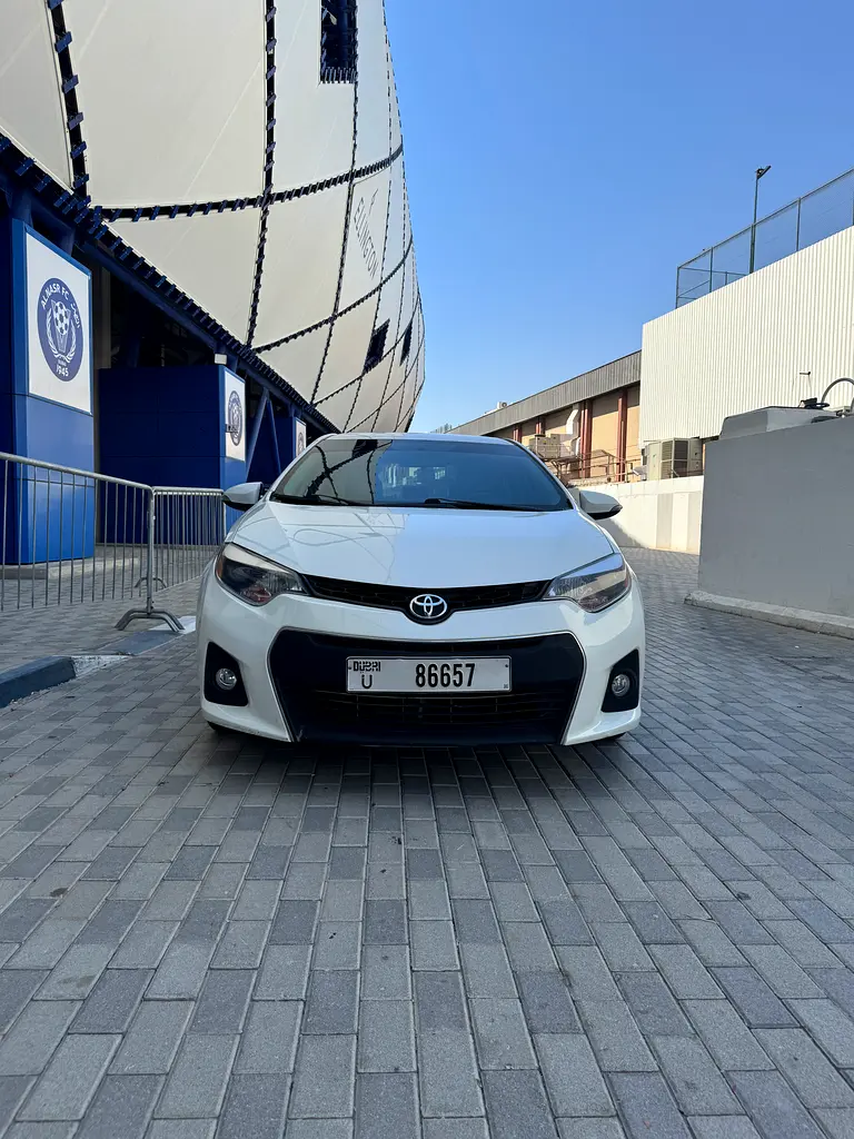 Toyota Corolla 2014 — photo 1 of 11