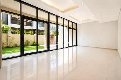 READY TO MOVE | HUGE LAYOUT | PREMIUM QUALITY