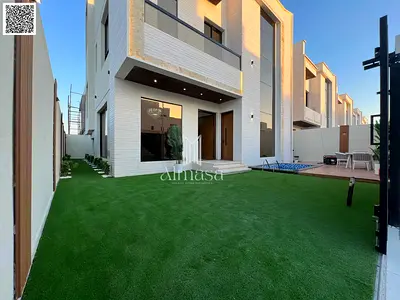 فيلا عصرية  مع مسبح على شارع رئيسي، بدون رسوم تسجيل.