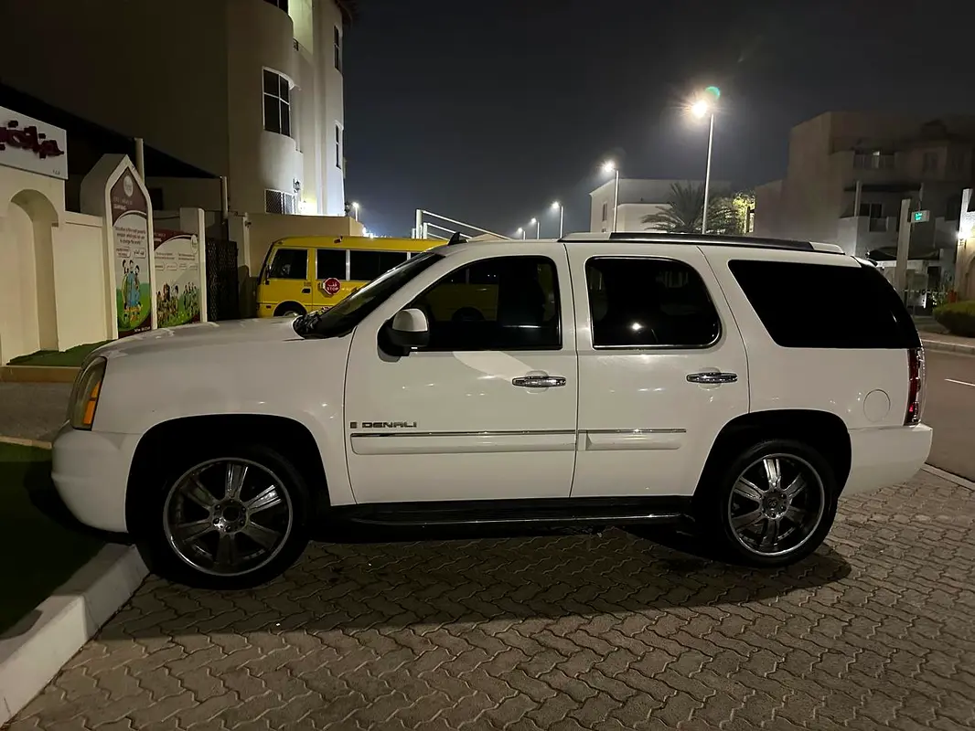 GMC Yukon 2008 — photo 1 of 11