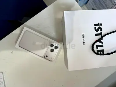 Iphone 17pro max silver seal from istyle 256 esim