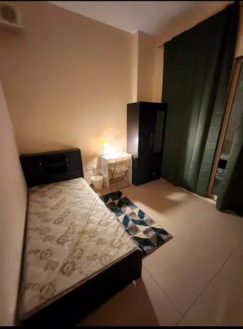 WINDOW PARTITION FOR SINGLE LADY ONLY NEAR MOE