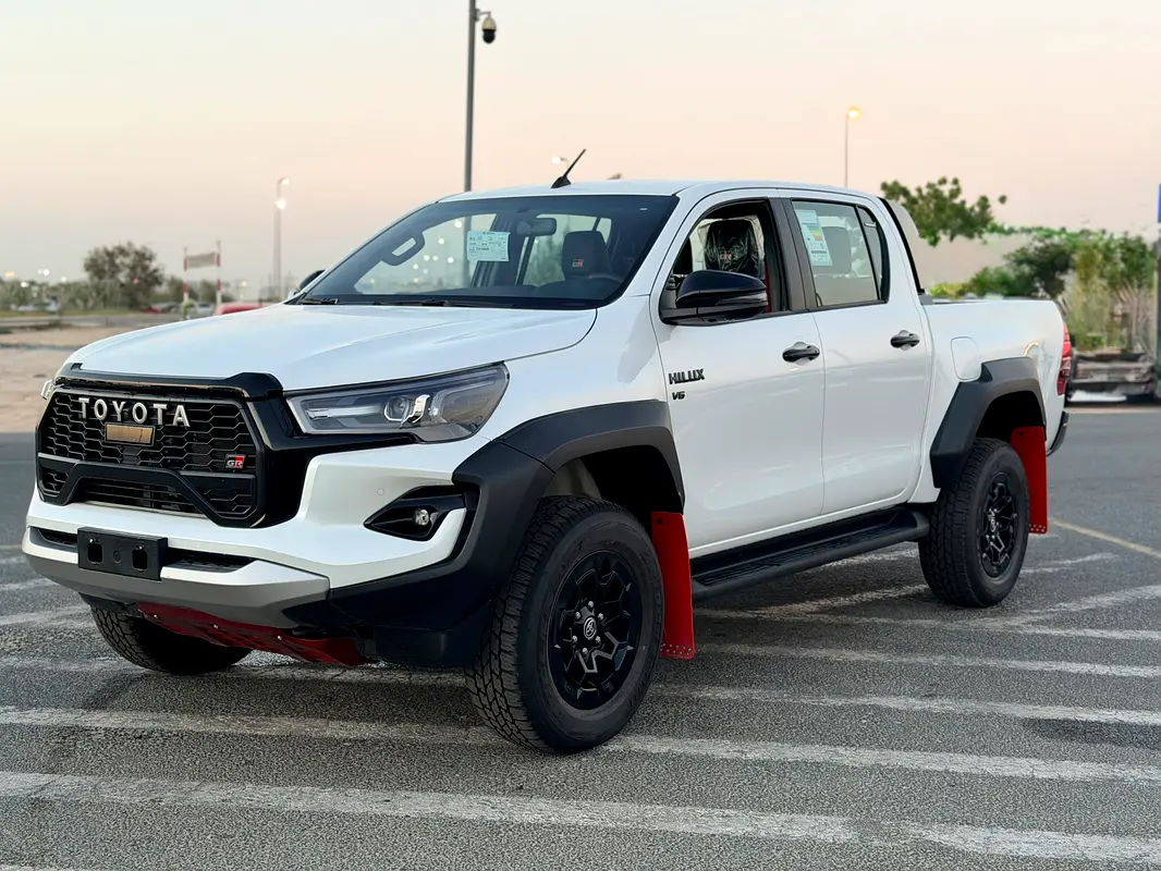Toyota Hilux 2026 — photo 1 of 17
