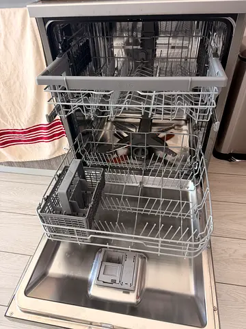 LG Dishwasher DFB512FP – Excellent Working Condition