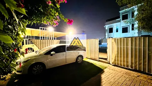 5 غرف نوم ماستر غرفة خادمة صالة واسعة مجلس مع المغاسل والحمام روف موقف سيارات خارجي مظلل مساحة الأرض: 3,015 قدم² تصميم عصري وتشطيبات راقية موقع مميز