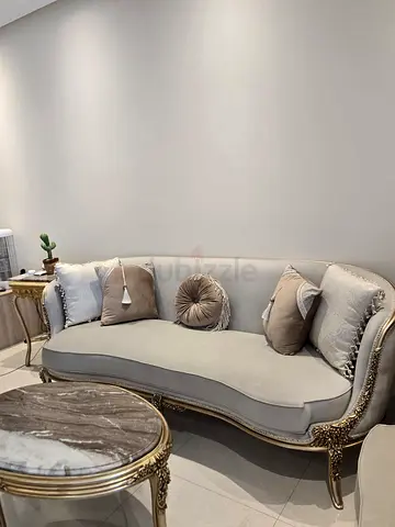 Elegant curved 3-seater sofa with gold trim - excellent condition