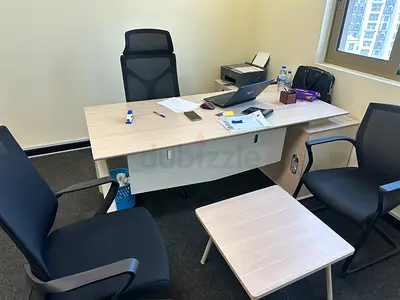 Office desk with visitor chairs and side table - light wood finish