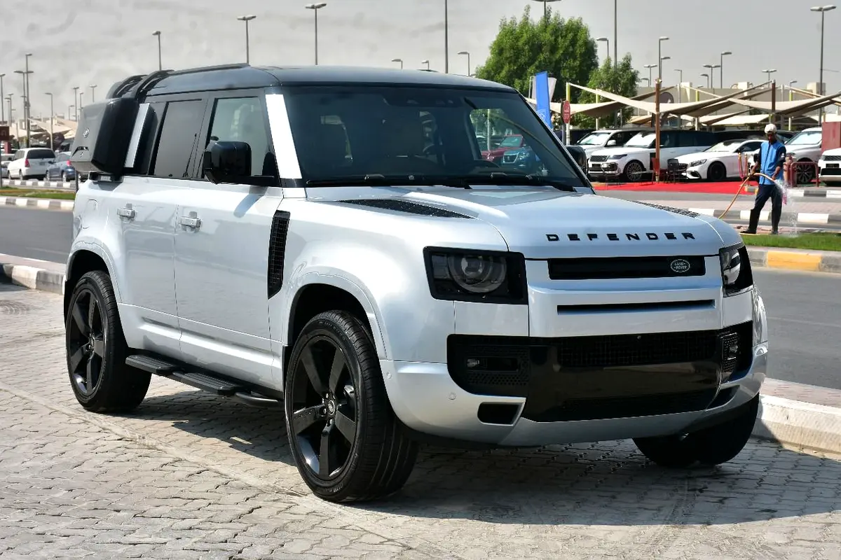 Land Rover Defender 2022 — photo 1 of 11