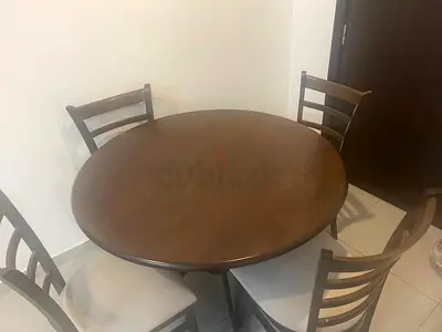 Dining Table with 4 Chairs – Excellent Condition