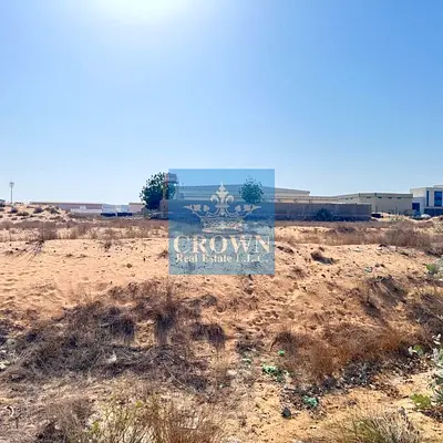 قطعة أرض صناعية مخصصة للمغتربين (مساحتها ٢٩٠٦٣ قدم مربع) معروضة للبيع في (أم ثوب) أم القيوين