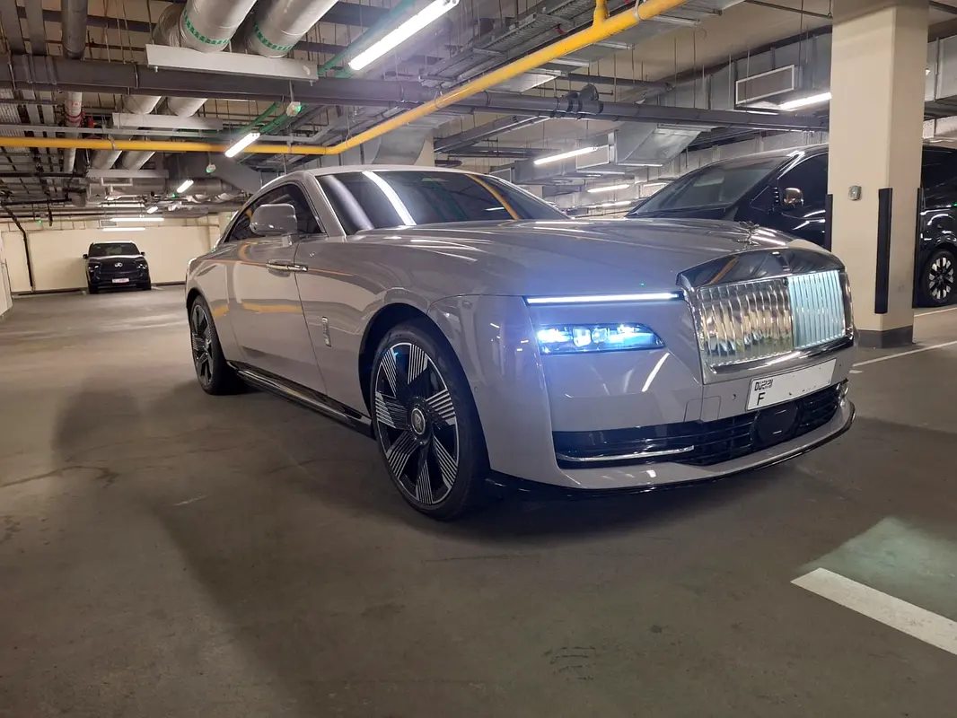 Rolls-Royce Spectre 2024 — photo 1 of 20